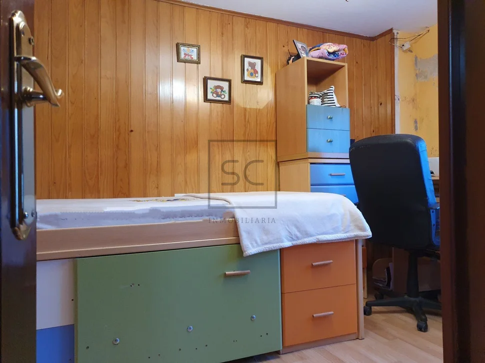 Casa de dos plantas con finca y piscina