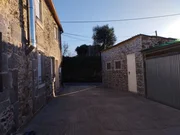 Casa adosada con patio y bodegas