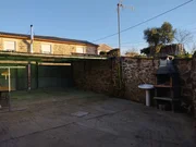 Casa adosada con patio y bodegas