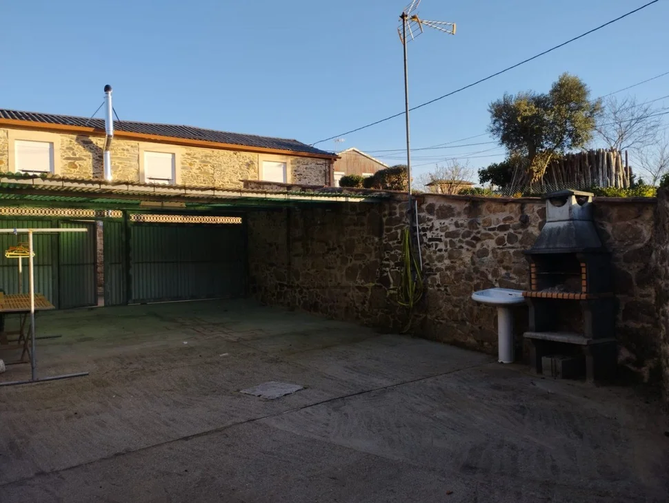Casa adosada con patio y bodegas