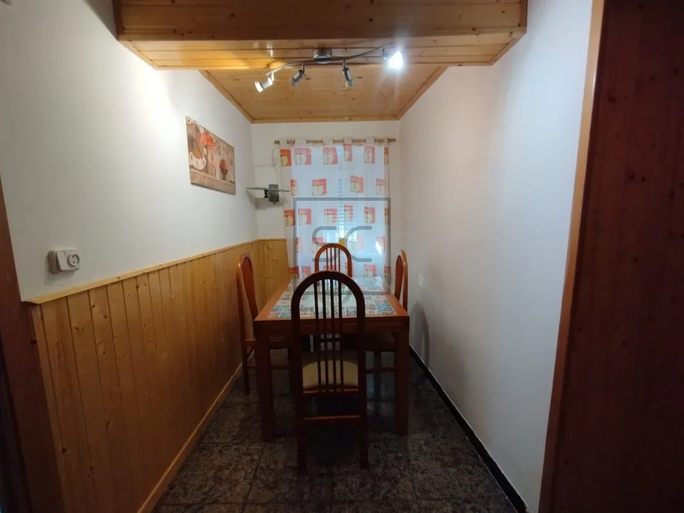 Casa adosada con patio y bodegas