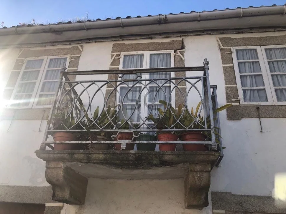 Adosado con espectacular finca en el centro de neda