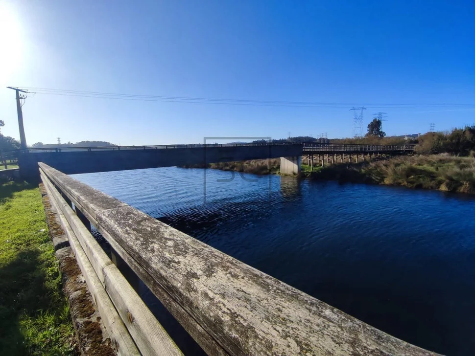 Adosado con espectacular finca en el centro de neda