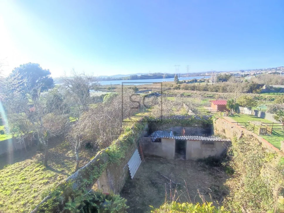 Adosado con espectacular finca en el centro de neda