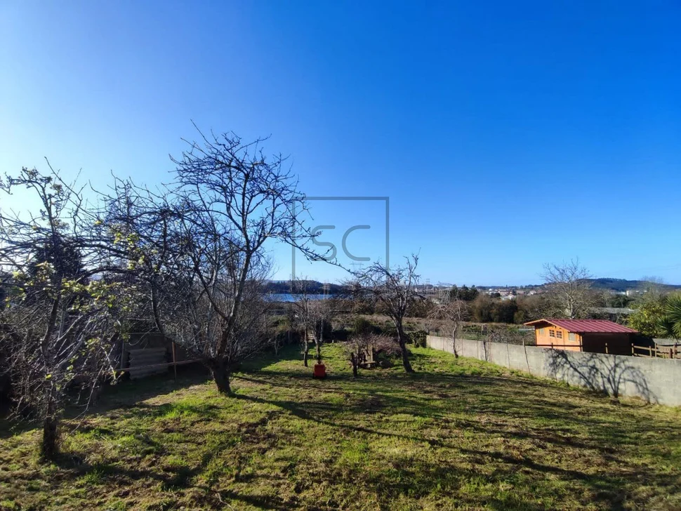 Adosado con espectacular finca en el centro de neda