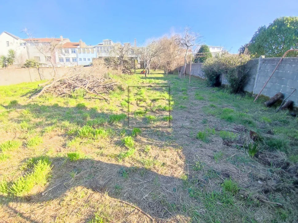 Adosado con espectacular finca en el centro de neda