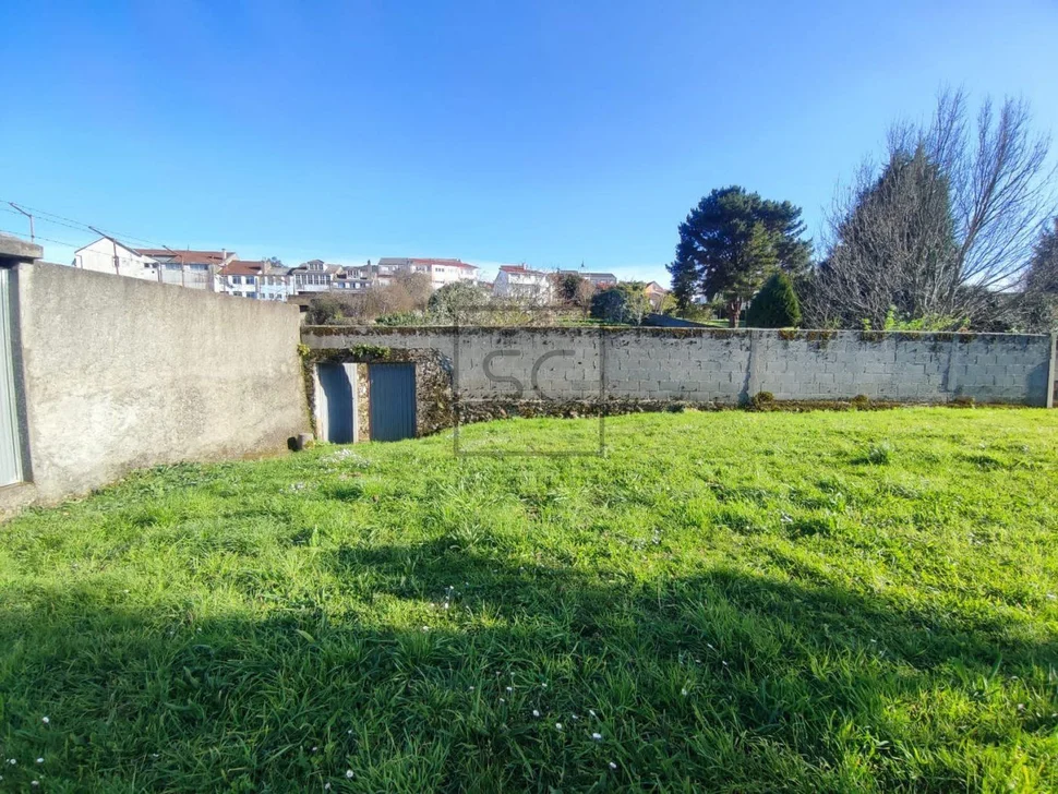 Adosado con espectacular finca en el centro de neda