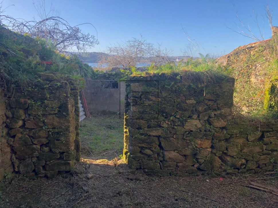 Adosado con espectacular finca en el centro de neda