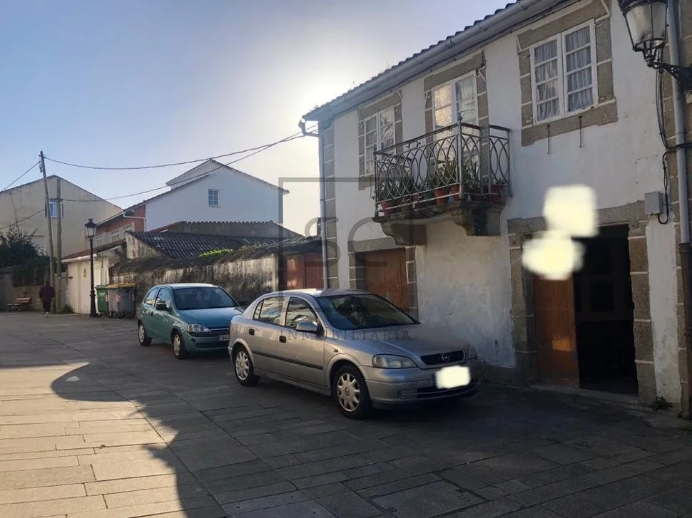 Adosado con espectacular finca en el centro de neda