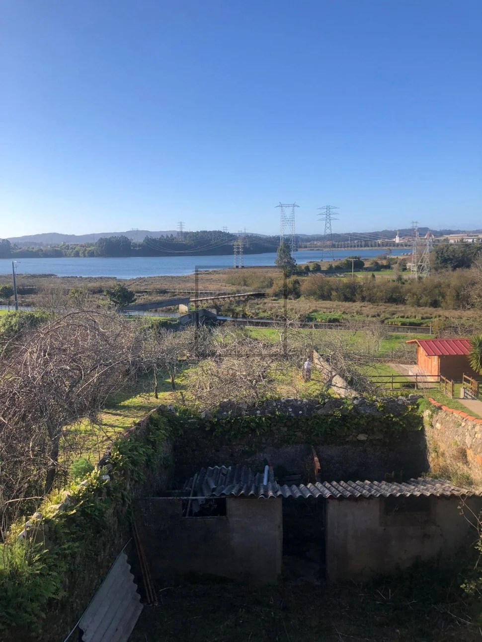 Adosado con espectacular finca en el centro de neda