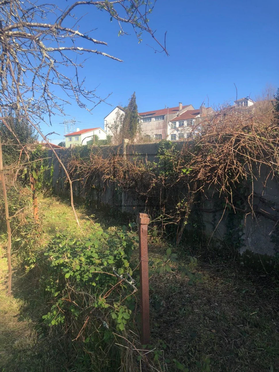 Adosado con espectacular finca en el centro de neda