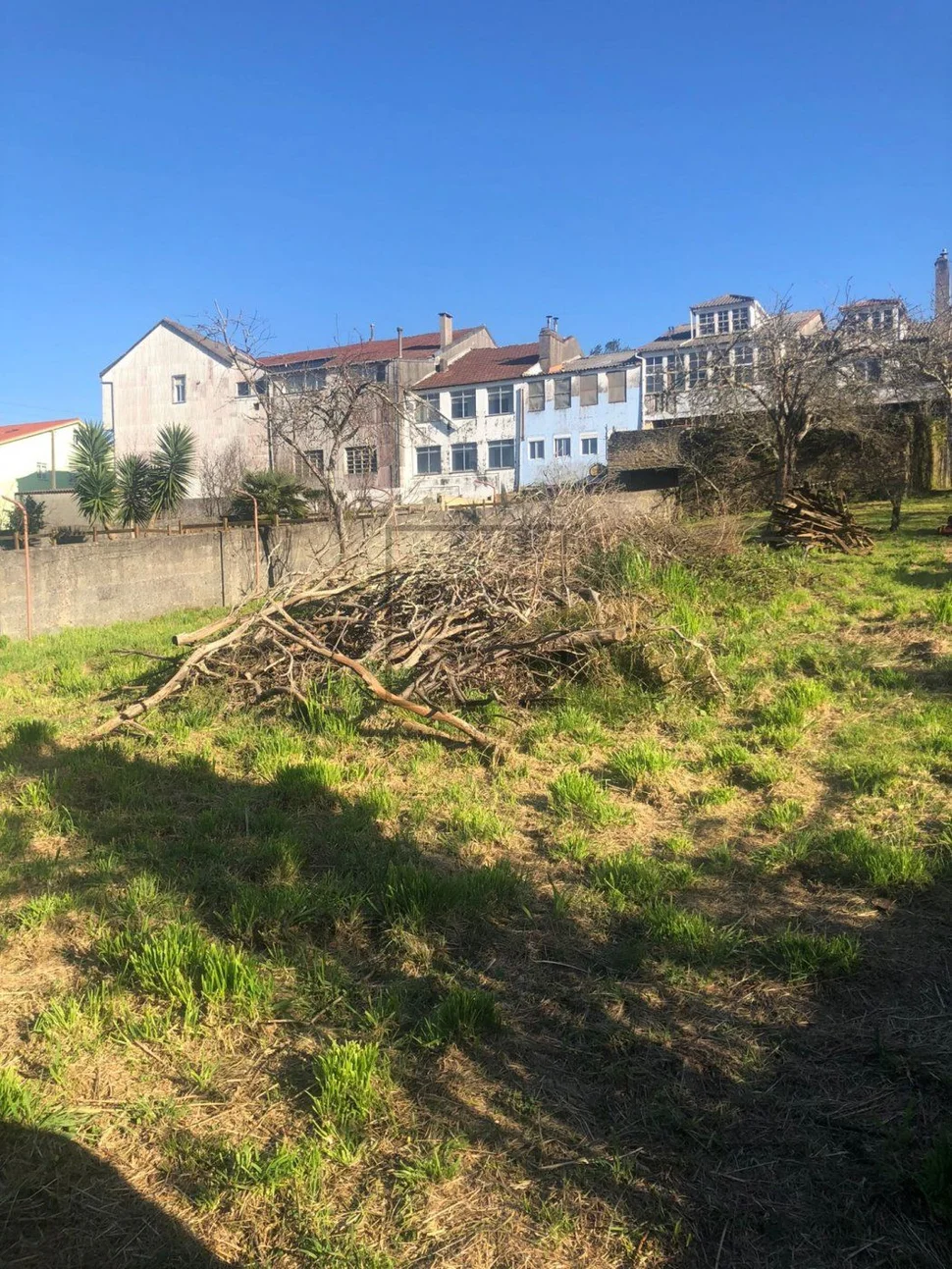 Adosado con espectacular finca en el centro de neda