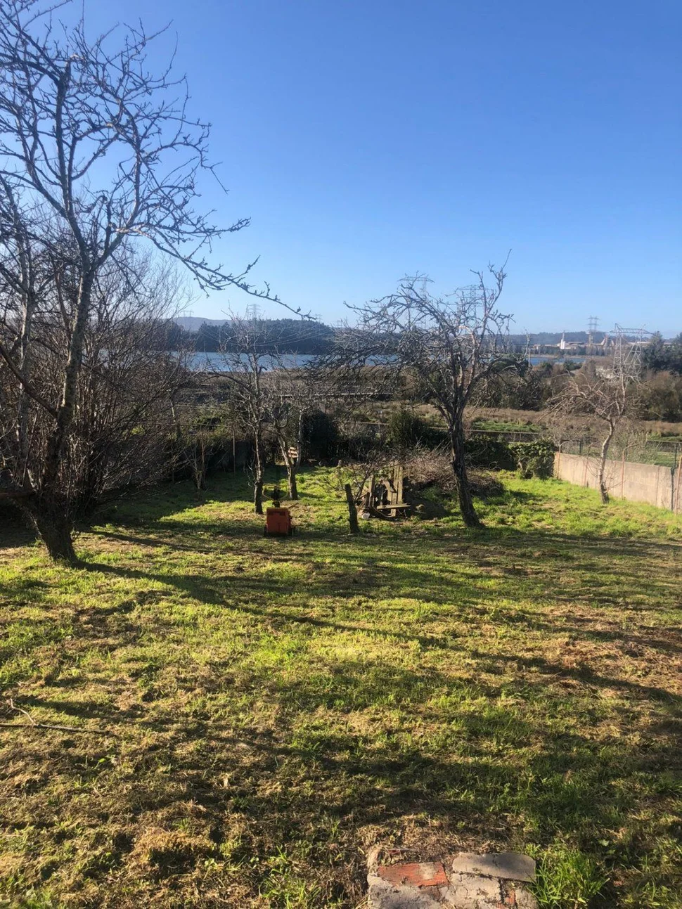 Adosado con espectacular finca en el centro de neda