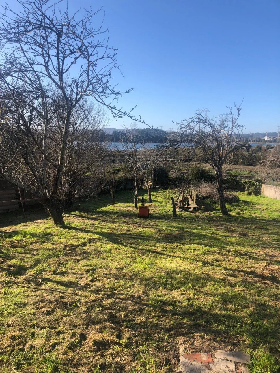 Adosado con espectacular finca en el centro de neda