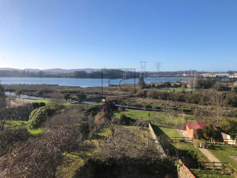 Adosado con espectacular finca en el centro de neda