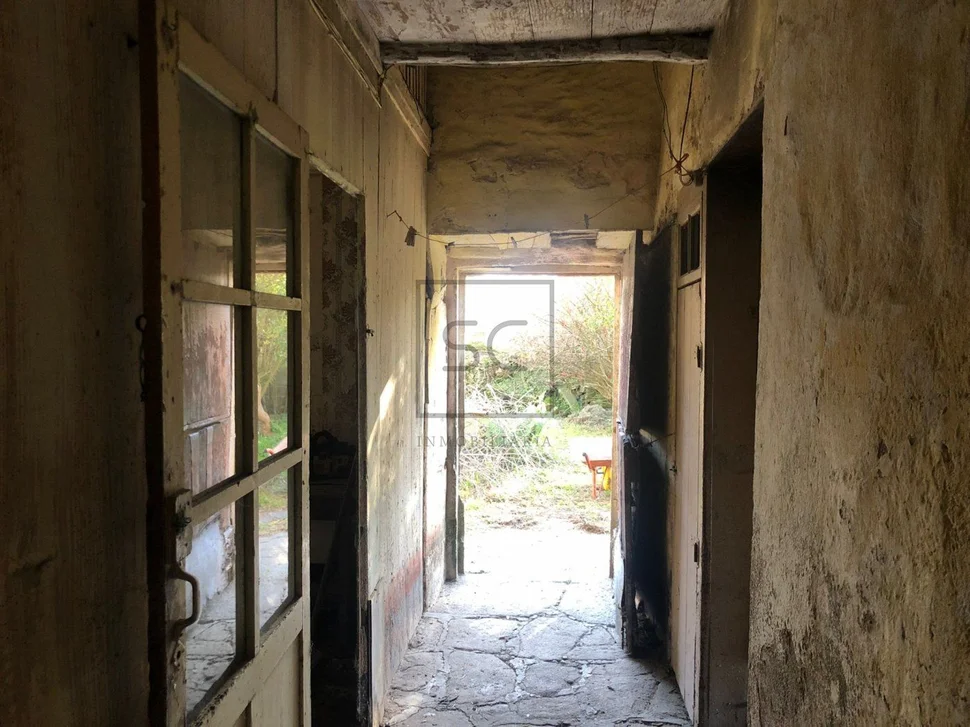 Adosado con espectacular finca en el centro de neda