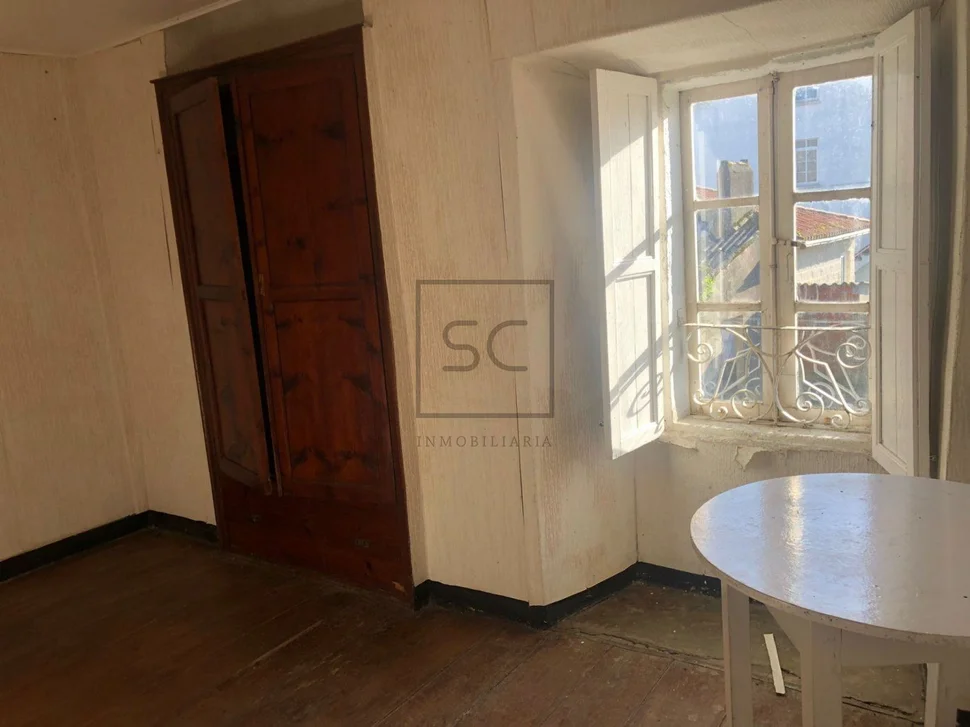 Adosado con espectacular finca en el centro de neda