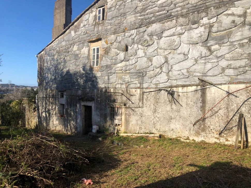 Adosado con espectacular finca en el centro de neda