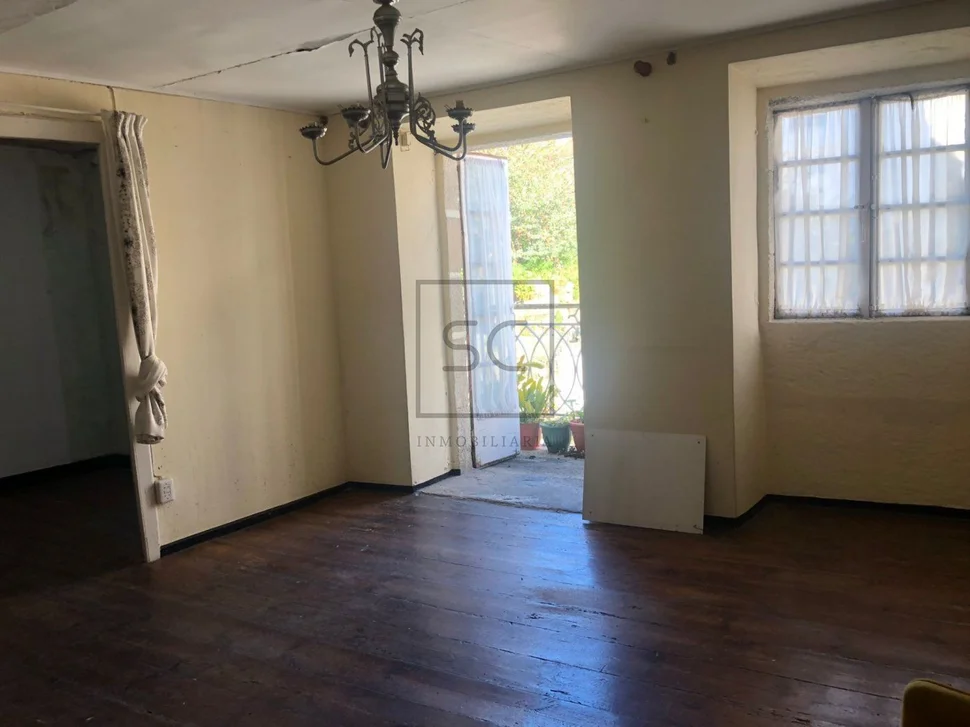 Adosado con espectacular finca en el centro de neda