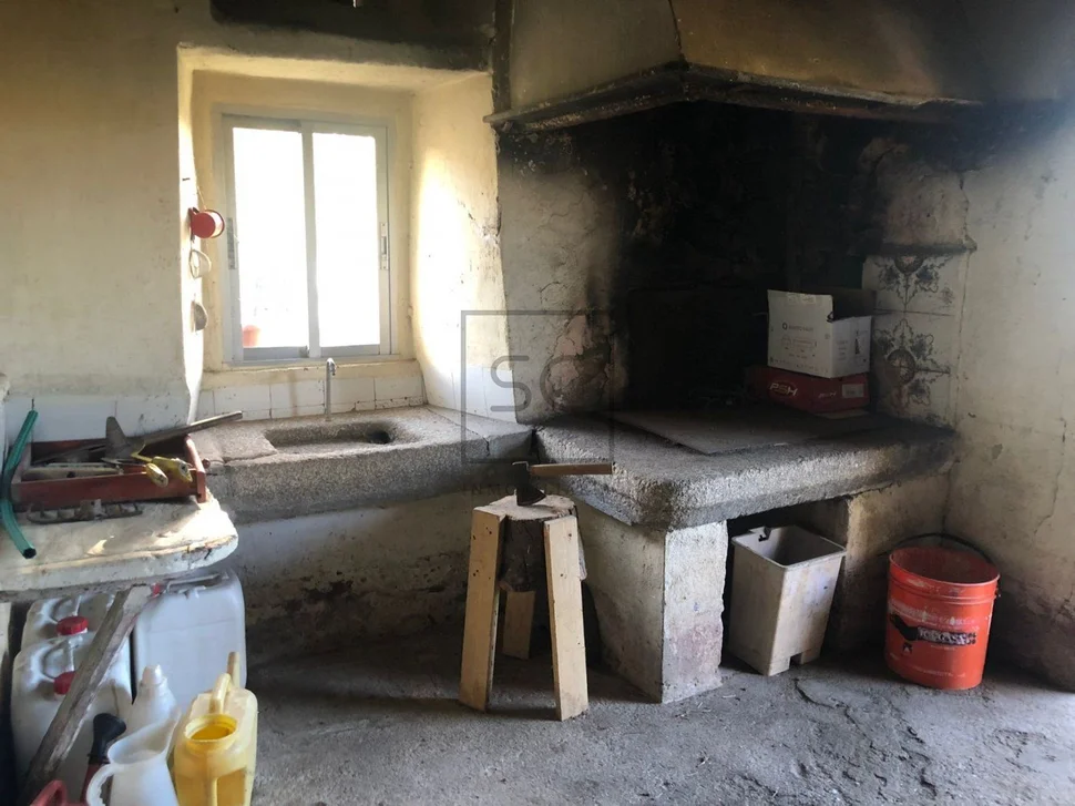 Adosado con espectacular finca en el centro de neda