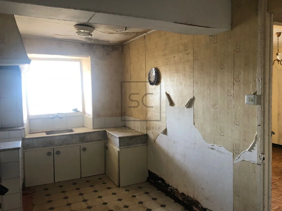 Adosado con espectacular finca en el centro de neda