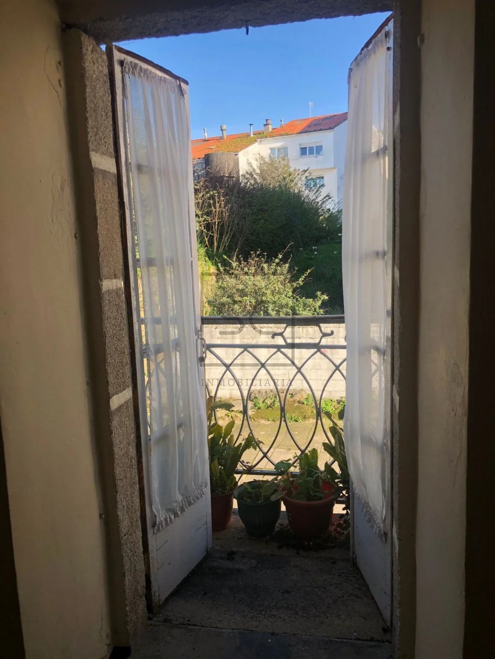 Adosado con espectacular finca en el centro de neda