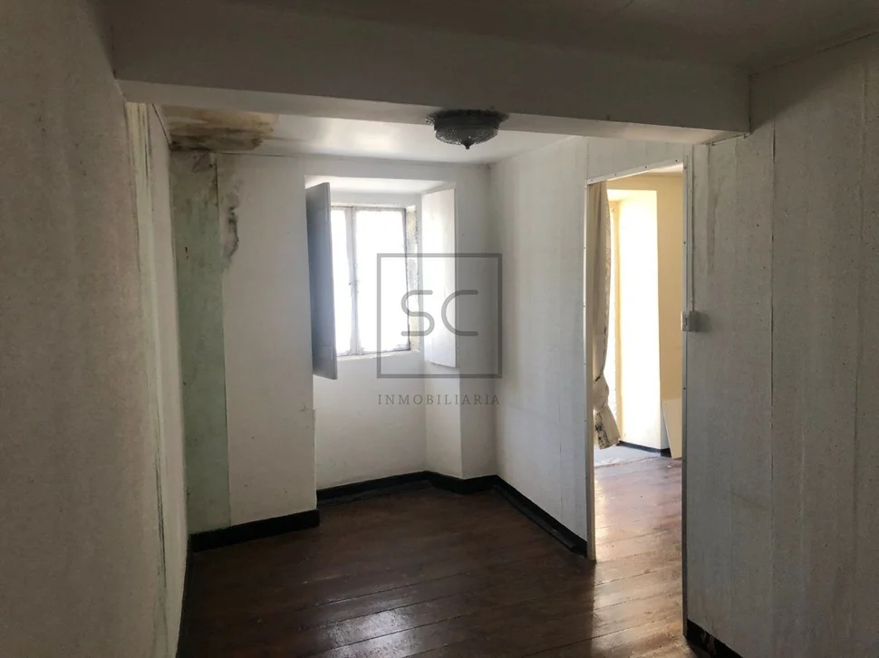 Adosado con espectacular finca en el centro de neda