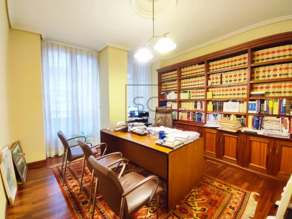 Piso con balcón y galería en centro, ferrol