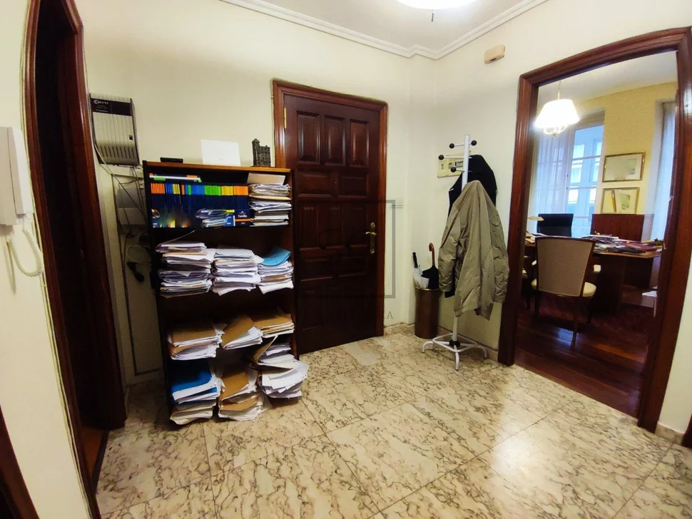 Piso con balcón y galería en centro, ferrol