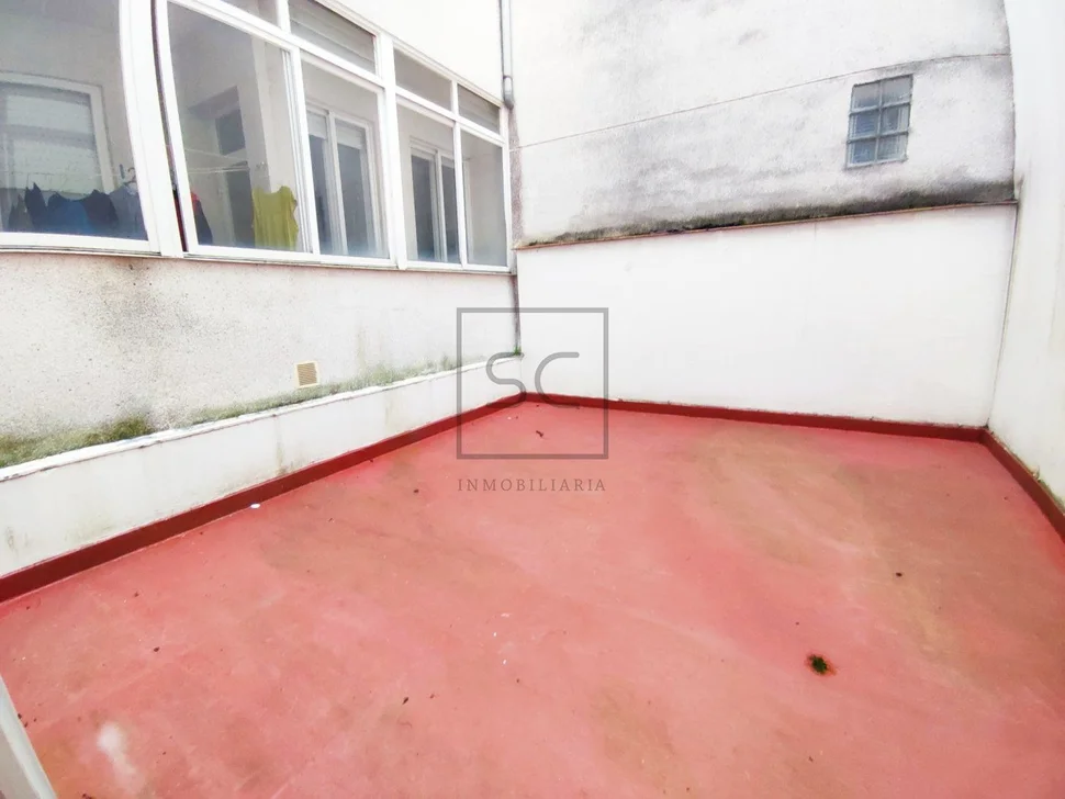 Piso con balcón y galería en centro, ferrol