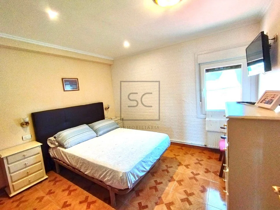 Bonita casa con piscina y vistas al mar