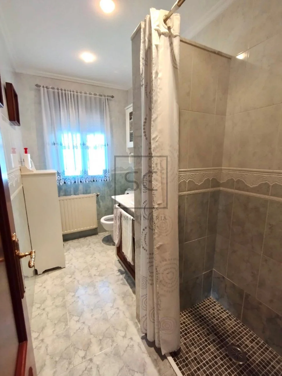 Bonita casa con piscina y vistas al mar