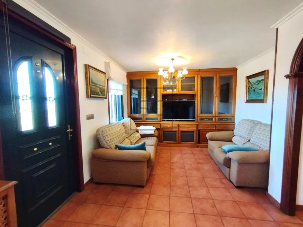 Bonita casa con piscina y vistas al mar