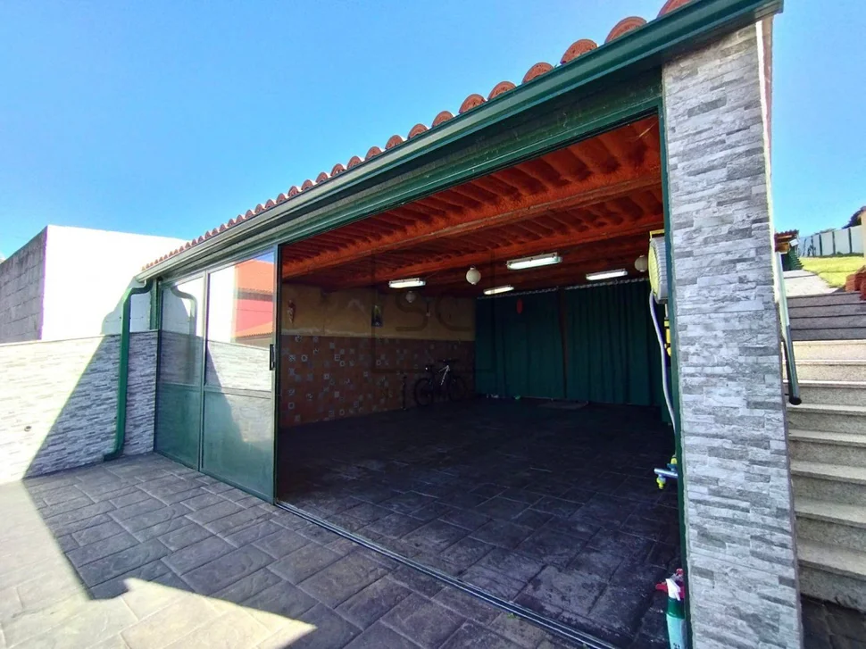 Bonita casa con piscina y vistas al mar