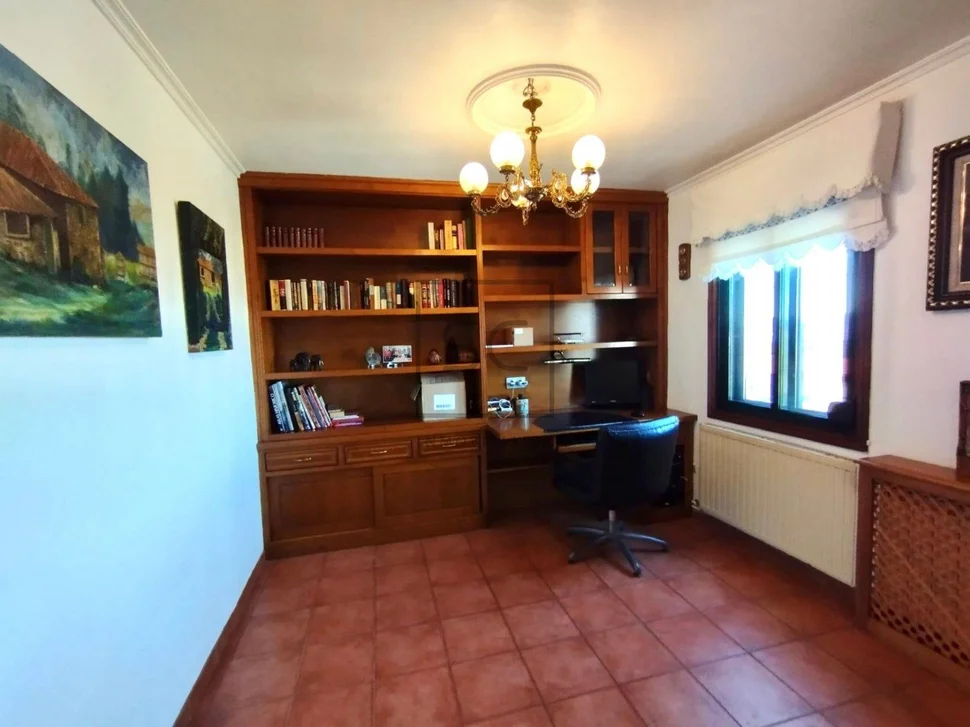 Bonita casa con piscina y vistas al mar