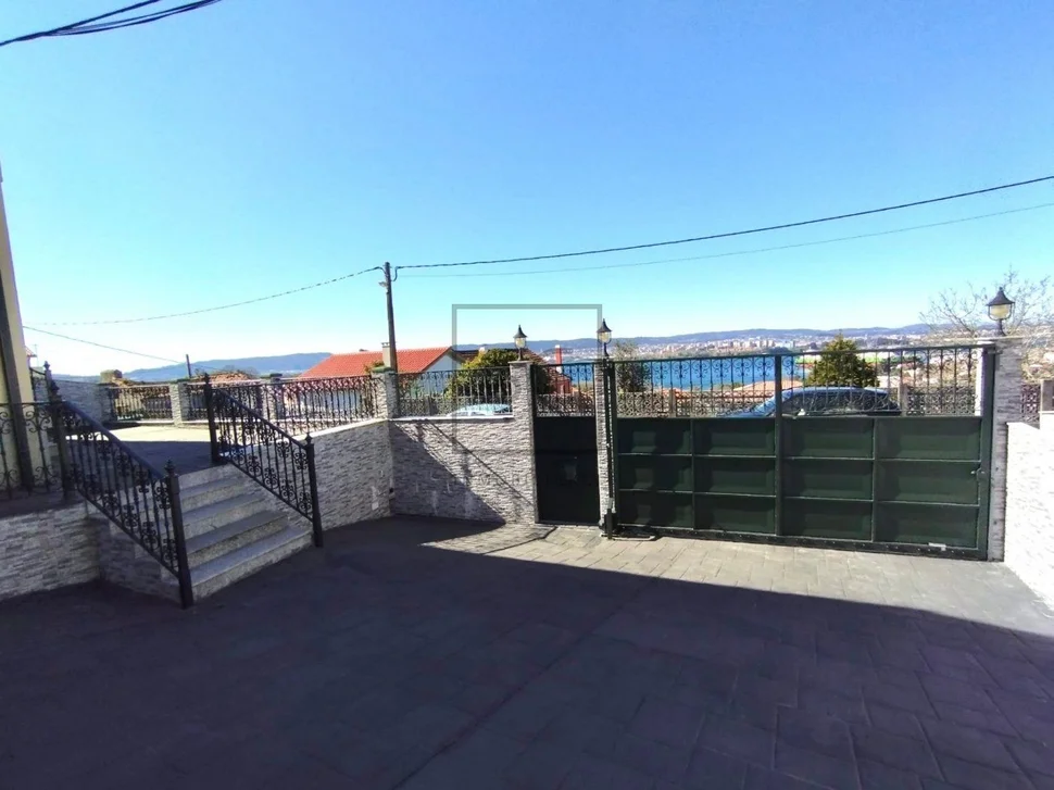 Bonita casa con piscina y vistas al mar