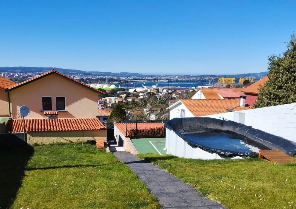 Bonita casa con piscina y vistas al mar
