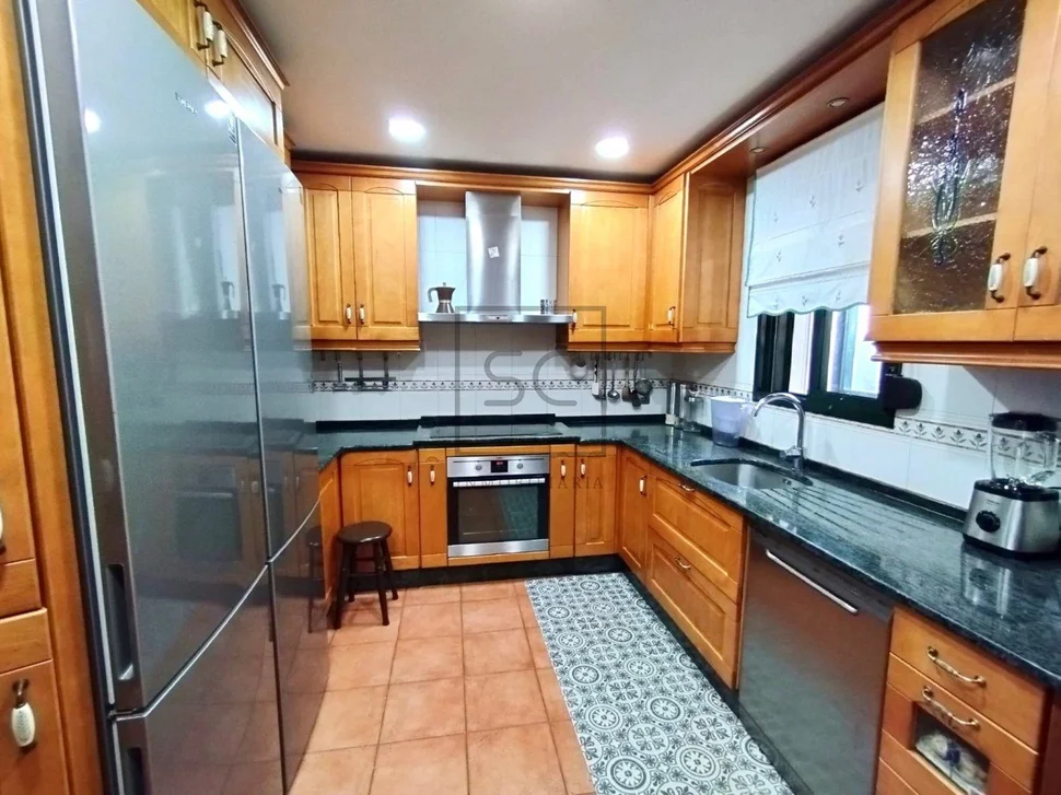 Bonita casa con piscina y vistas al mar