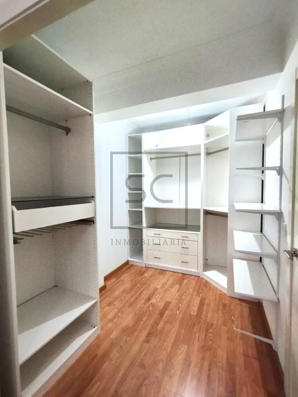 Piso con terraza y vestidor en zona de ultramar