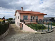 Casa con gran finca para entrar a vivir en el castro, narón