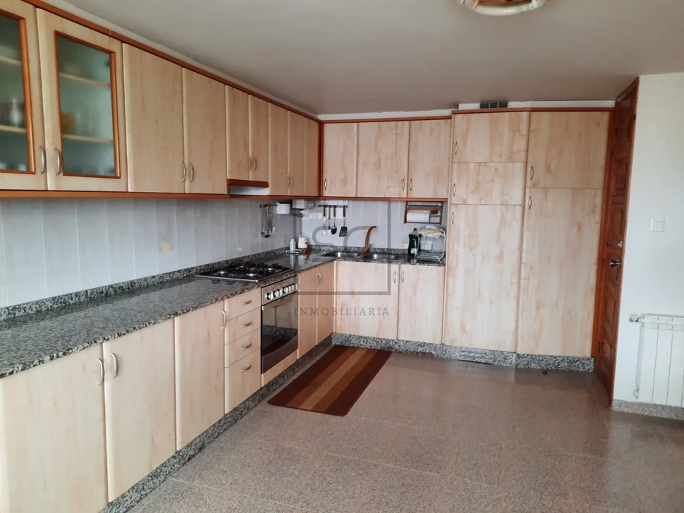 Casa con gran finca para entrar a vivir en el castro, narón