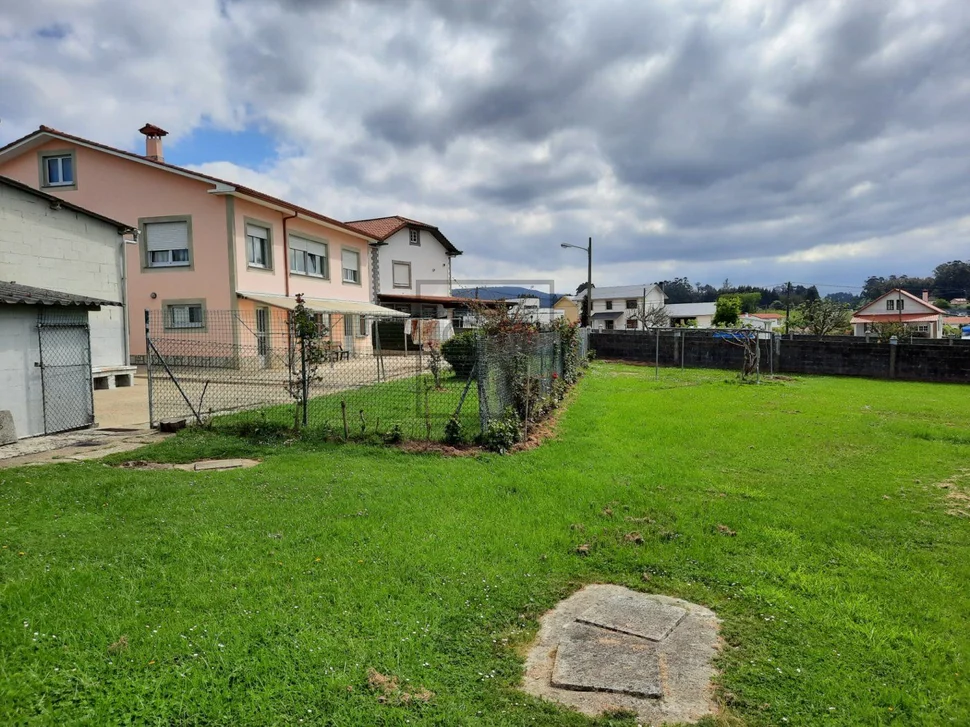 Casa con gran finca para entrar a vivir en el castro, narón