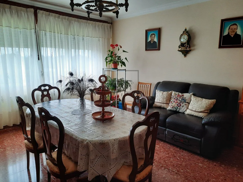 Casa con gran finca para entrar a vivir en el castro, narón