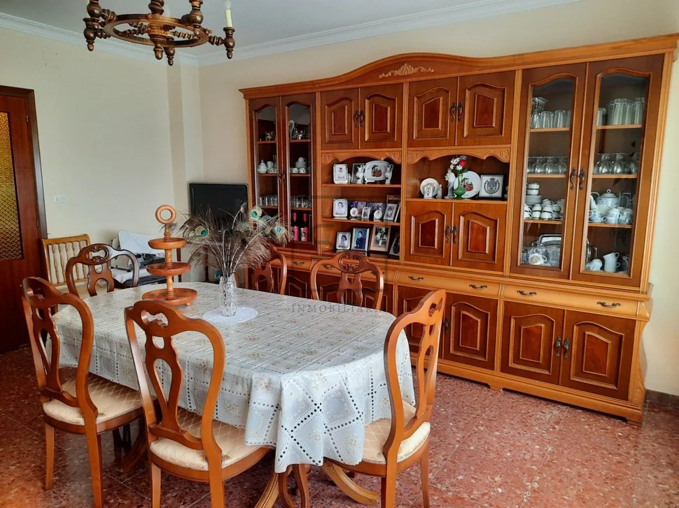 Casa con gran finca para entrar a vivir en el castro, narón