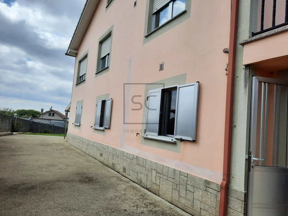 Casa con gran finca para entrar a vivir en el castro, narón