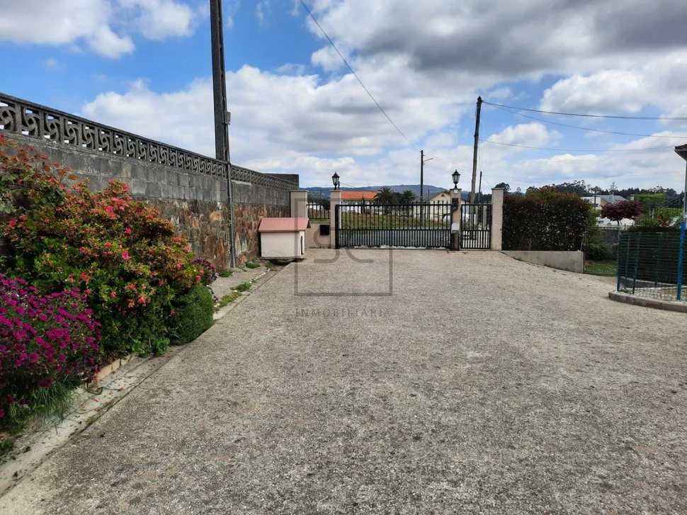 Casa con gran finca para entrar a vivir en el castro, narón