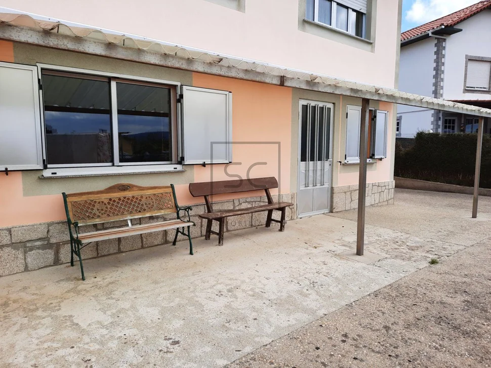 Casa con gran finca para entrar a vivir en el castro, narón