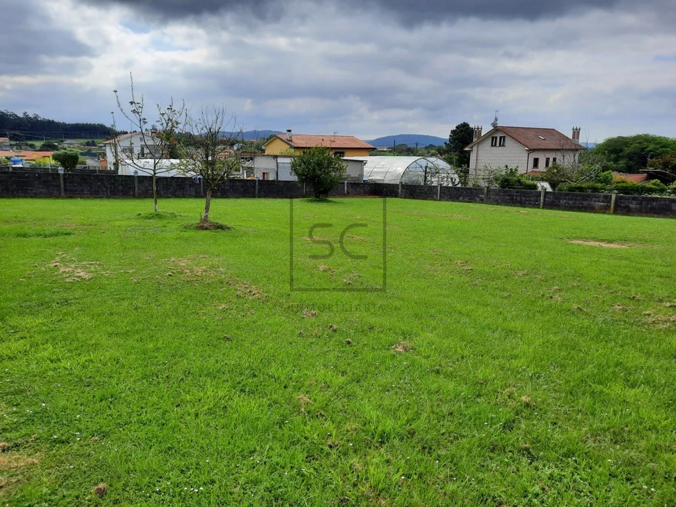 Casa con gran finca para entrar a vivir en el castro, narón