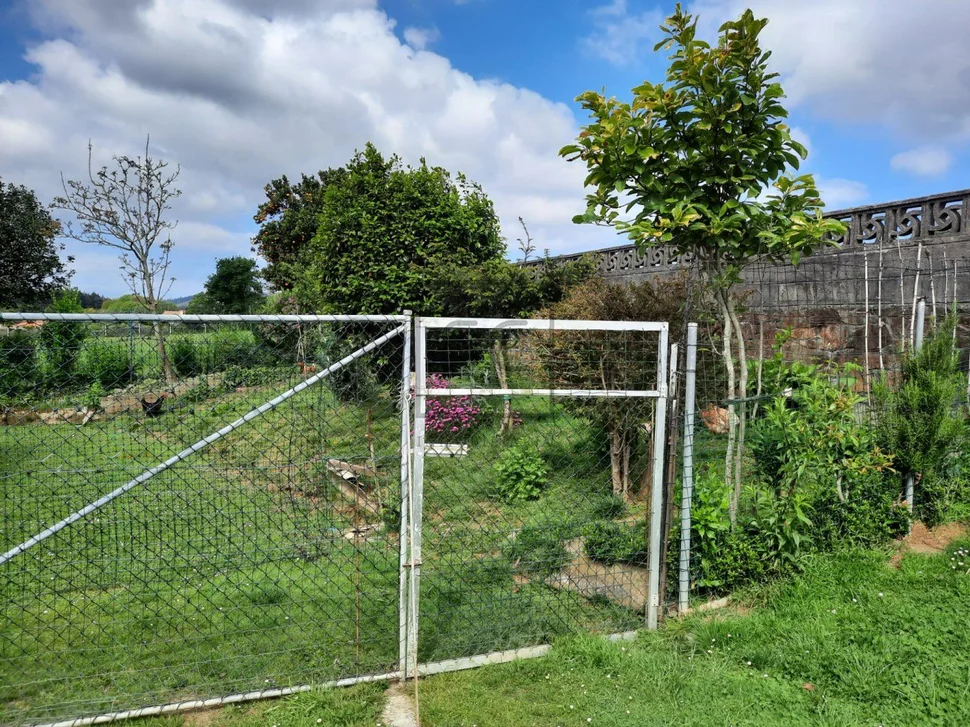 Casa con gran finca para entrar a vivir en el castro, narón