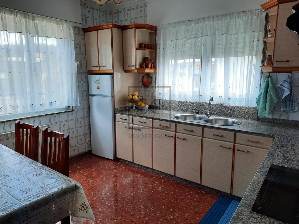 Casa con gran finca para entrar a vivir en el castro, narón